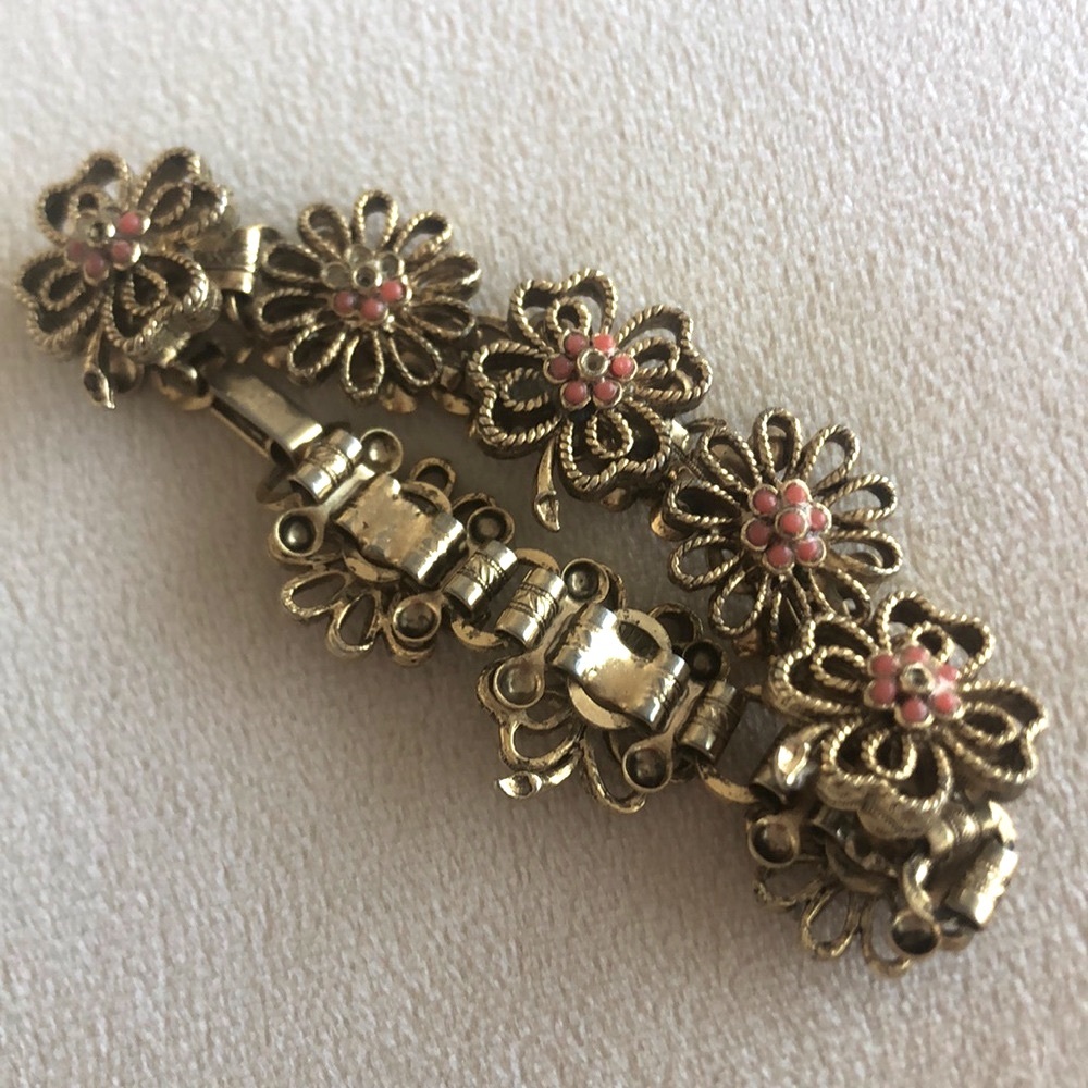 Antique Gold Flower Bracelet with Clasp Closure